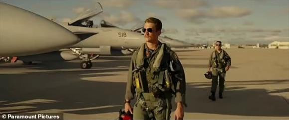  Tom Cruise,  Tom Cruise bị fan quấy rầy xin chữ kí, phim “Top Gun Maverick” đứng vị trí cao nhất phòng vé, sao Hollwood