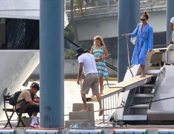 Victoria Beckham, Nicola, Brooklyn, bà Becks cùng gia đình tận hưởng chuyến du lịch ở Miami, Nicola Peltz thể hiện màn âu yếm Brooklyn tại sự kiện Variety Power of Young Hollywood, sao Hoolyywood