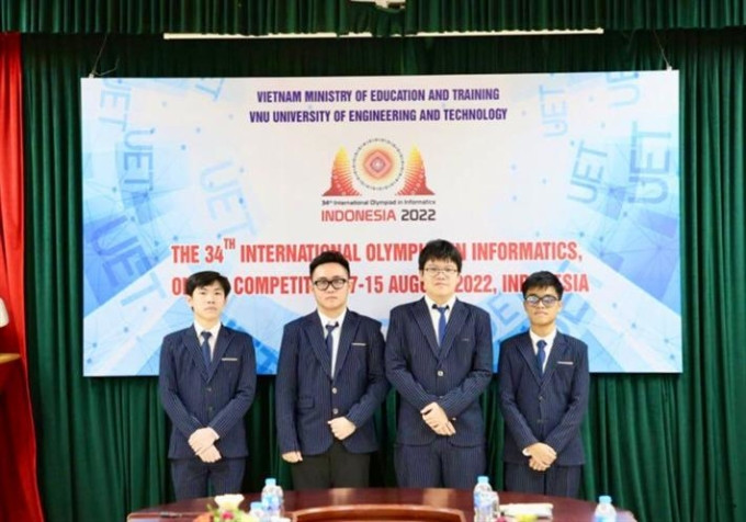 Bốn em đội tuyển Olympic Tin học quốc tế 2022 từ trái sang gồm em Lê Hữu Nghĩa, Trương Văn Quốc Bảo, Dương Minh Khôi và Trần Xuân Bách. Ảnh: MOET
