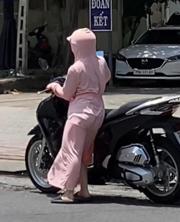chân ngắn đi SH, dừng đỗ xe, cô gái đi xe Sh, giới trẻ 