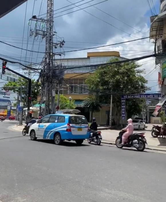 chân ngắn đi SH, dừng đỗ xe, cô gái đi xe Sh, giới trẻ 