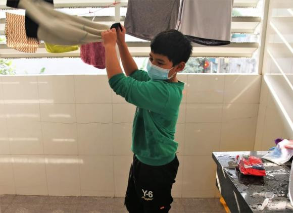 trông con, làm việc nhà, dạy con 