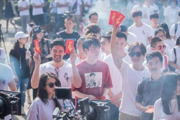 Việc sử dụng ảnh diễn viên làm ảnh thờ trong phim có phải là điều cấm kỵ? Ai ngờ ekip có chiêu lấy lòng bằng một phần thưởng 'tươi rói' 2 phim Hoa ngữ