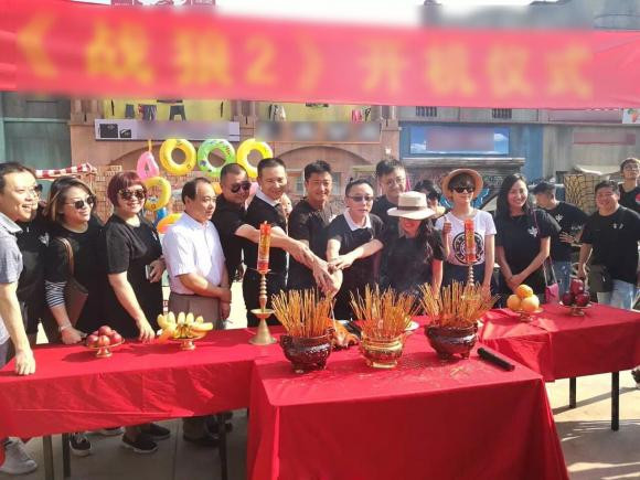 Việc sử dụng ảnh diễn viên làm ảnh thờ trong phim có phải là điều cấm kỵ? Ai ngờ ekip có chiêu lấy lòng bằng một phần thưởng 'tươi rói' 1 phim Hoa ngữ