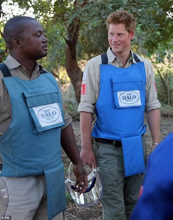 Hoàng tử Harry, Hoàng tử Harry một mình đến thăm bờ biển Ấn Độ Dương của Mozambique, Harry quay lại chốn cũ nơi anh đã từng tận hưởng kỳ nghỉ lãng mạn bên tình cũ, Chelsy Davy, sao Hollywood