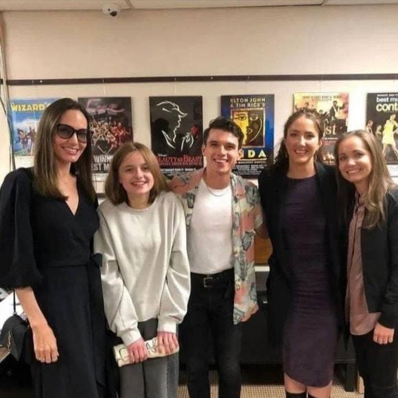 Vivienne, con gái angelina jolie, brad pitt, sao hollywood 