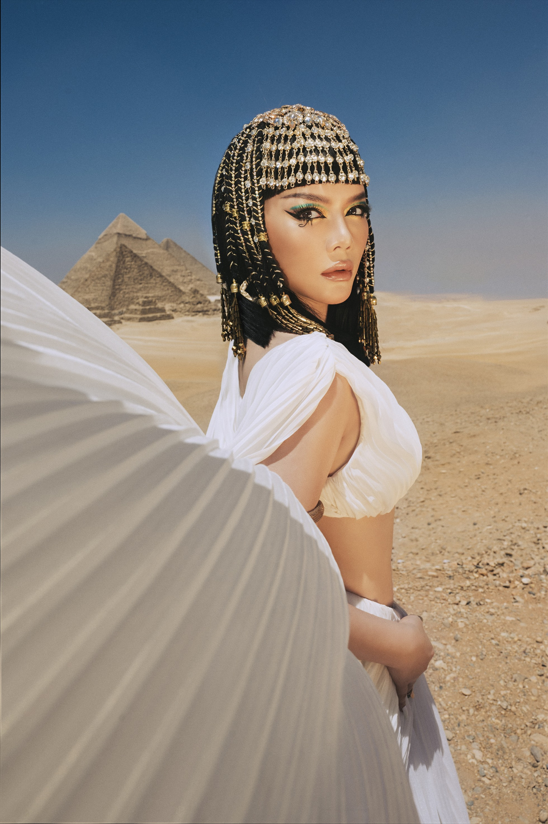 Còn NTK Micae Vu & Đỗ Long lấy cảm hứng từ nữ hoàng Cleopatra. Nữ diễn viên chọn kiểu tóc ngắn ngang vai với mái bằng và bộ đầm tua rua có thiết kế vừa tôn dáng, vừa nóng bỏng. Ảnh: NSCC.