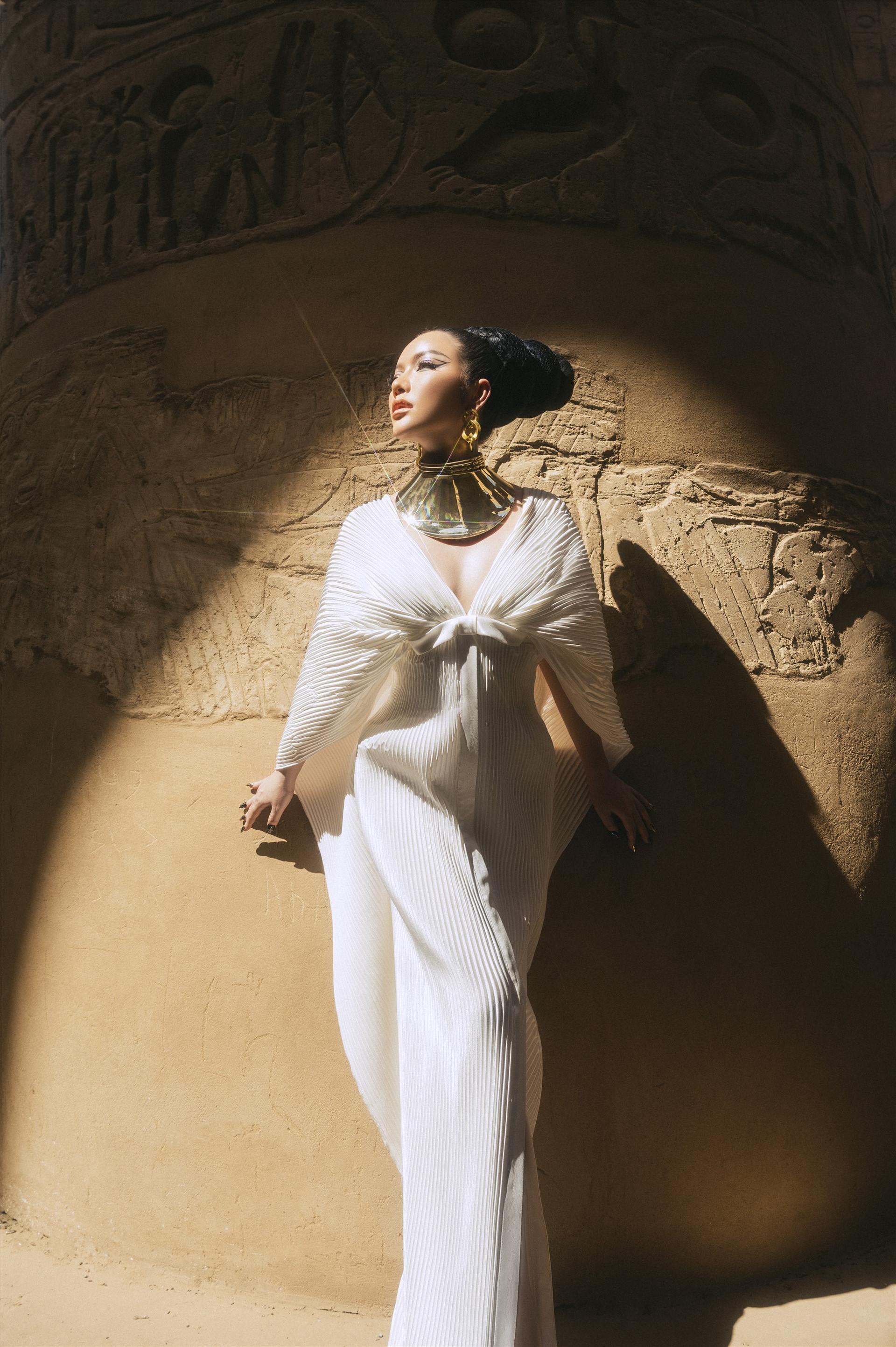 Cô hoàn thiện phong cách Nữ hoàng Ai Cập với những trang phục và phụ kiện độc đáo, thu hút khó cưỡng. Một chiếc đầm maxi trắng hay chiếc vòng cổ to bản là những phụ kiện phù hợp để thể hiện vẻ đẹp quyến rũ đậm chất Cleopatra. Ảnh: NSCC.