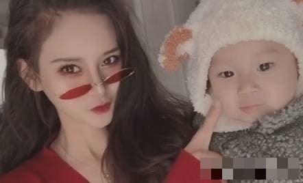 người mẹ trẻ xinh đẹp, người mẹ nổi tiếng, người mẹ chụp ảnh nổi tiếng