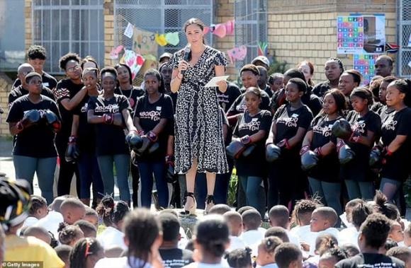 Meghan,  Harry, Sự thật đằng sau bức màn về nổi đau của Meghan khi phải chịu khi hẹn hò với Harry, Meghan đã tuyên bố bị ép đính hôn ở Nam phi và bị các trợ lý hoàng gia “gắn mác” tham vọng khi hẹn hò