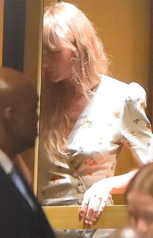 Taylor Swift,  Joe Alwyn, Taylor Swift và Joe Alwyn đi ăn tối cùng Lena Dunham, nữ ca sĩ không đeo nhẫn giữa tin đồn nam diễn viên cầu hôn, sao Hollywood