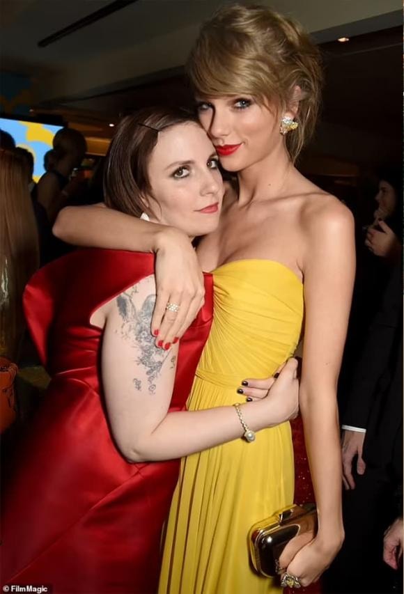 Taylor Swift,  Joe Alwyn, Taylor Swift và Joe Alwyn đi ăn tối cùng Lena Dunham, nữ ca sĩ không đeo nhẫn giữa tin đồn nam diễn viên cầu hôn, sao Hollywood