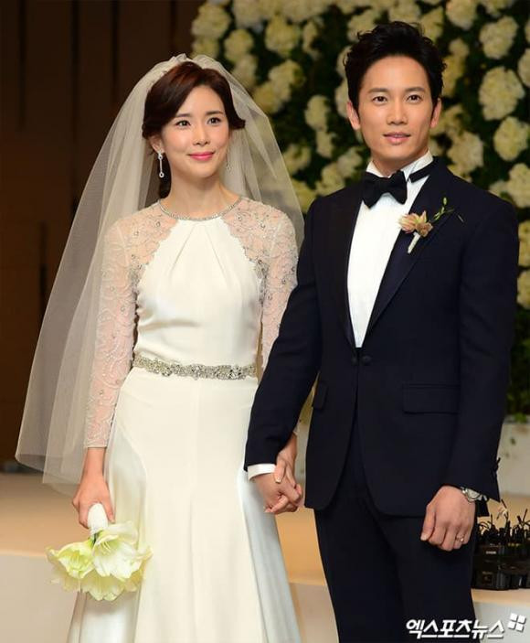 Ngắm nhìn 11 chiếc váy cưới biểu tượng cho những mĩ nhân nổi tiếng Hàn Quốc, Son Ye Jin, Park Shin Hye,  Min Hyo Rin, Kim So Yeon, Kim Tae Hee, Lee Hyo Ri, Lee Min Jung, Lee Bo Young, Jun Ji Hyun, Eug
