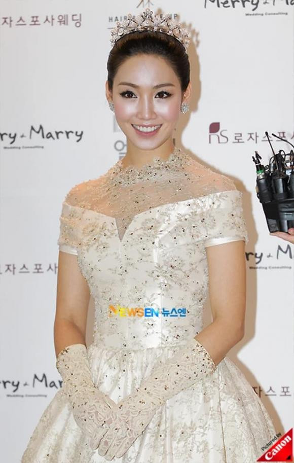 Ngắm nhìn 11 chiếc váy cưới biểu tượng cho những mĩ nhân nổi tiếng Hàn Quốc, Son Ye Jin, Park Shin Hye,  Min Hyo Rin, Kim So Yeon, Kim Tae Hee, Lee Hyo Ri, Lee Min Jung, Lee Bo Young, Jun Ji Hyun, Eug