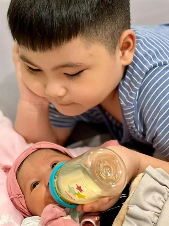 Nhạc sĩ Tú Dưa lần đầu tiên khoe con gái thứ 5, dung mạo nhận vô số lời khen vì quá xinh xắn và đáng yêu 1 Nhạc sĩ tú dưa,con gái tú dưa,sao việt