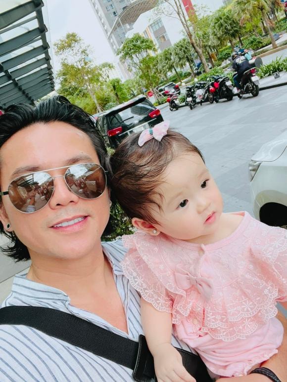 Nhạc sĩ Tú Dưa lần đầu tiên khoe con gái thứ 5, dung mạo nhận vô số lời khen vì quá xinh xắn và đáng yêu 0 Nhạc sĩ tú dưa,con gái tú dưa,sao việt