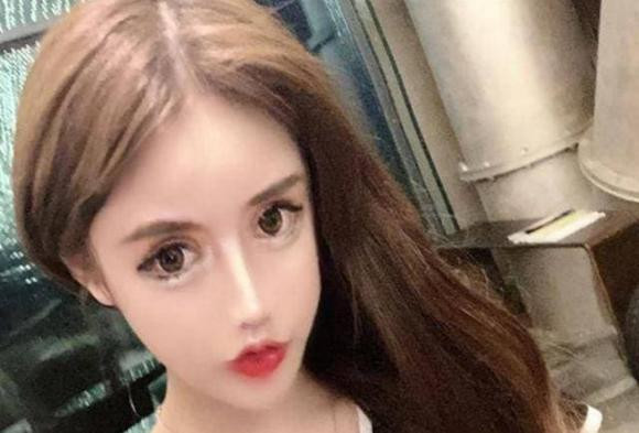 cô gái phẫu thuật thẩm mỹ, cô gái kỳ lạ, cô gái barbie