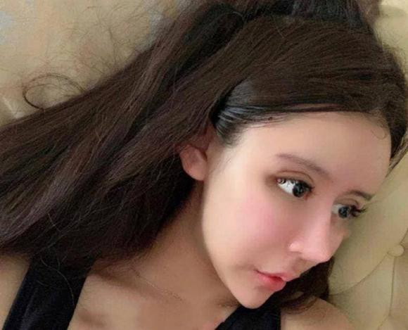 cô gái phẫu thuật thẩm mỹ, cô gái kỳ lạ, cô gái barbie