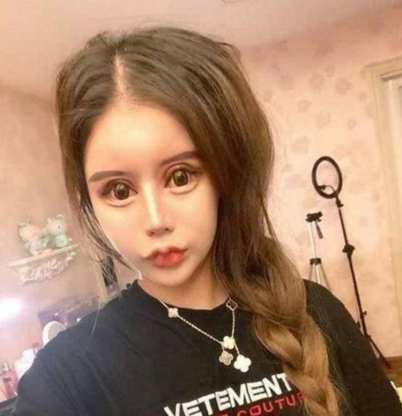 cô gái phẫu thuật thẩm mỹ, cô gái kỳ lạ, cô gái barbie