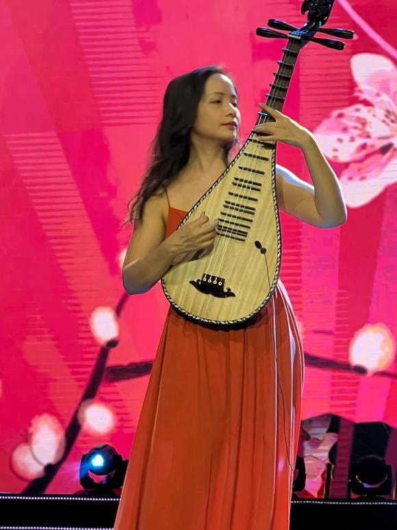Diệu Thảo, em gái Diệu Thảo, Diệu Thảo phía trước là bầu trời 