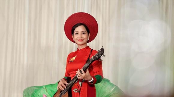 Diệu Thảo, em gái Diệu Thảo, Diệu Thảo phía trước là bầu trời 
