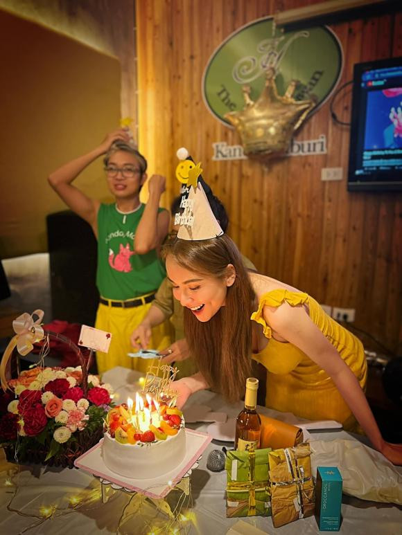 Á hậu Ngọc Thảo được mừng sinh nhật bằng tỏi rau xanh  Ngôi sao