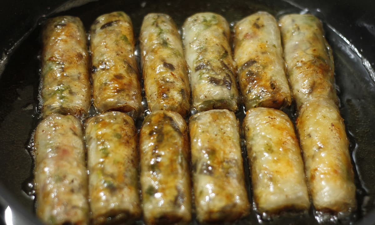 Mẹo để làm nem rán giòn, rán xong dầu vẫn trong