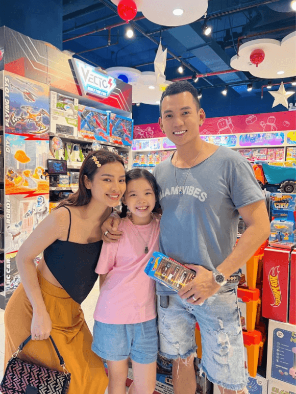 ,diễn viên Phương Trinh Jolie,Diễn viên Phương Trinh,ca sĩ Phương Trinh Jolie,diễn viên Lý Bình,con gái Phương Trinh Jolie,sao Việt