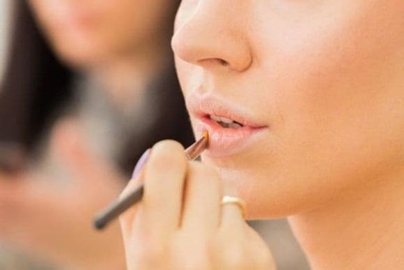 môi thâm, môi thâm đánh son không đẹp, làm sao hết môi thâm, làm đẹp 