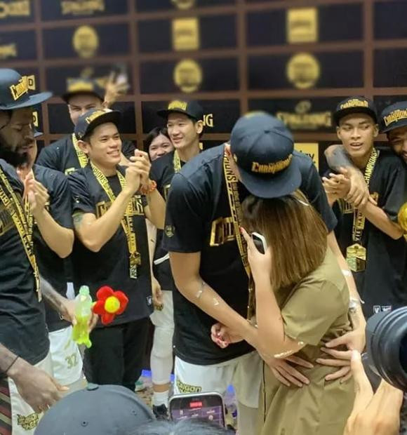 cầu thủ bóng rổ 2,03m, cầu thủ bóng rổ Phú Vinh, cầu hôn