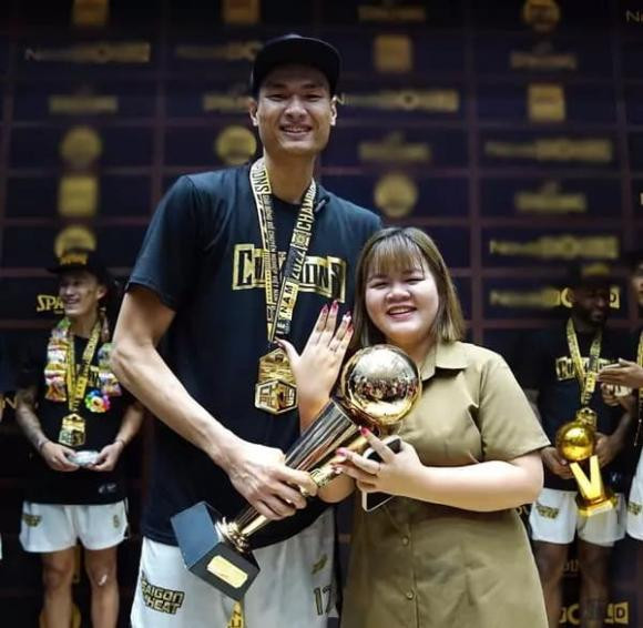 cầu thủ bóng rổ 2,03m, cầu thủ bóng rổ Phú Vinh, cầu hôn