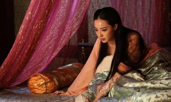 hoàng đế, phi tần, phi tần cắm sừng vua, phi tần ngoại tình, hình phạt phi tần ngoại tình