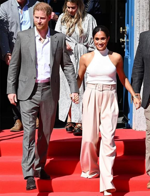 1.jpg 0 Meghan, Meghan rạng rỡ tại Dusseldorf sau những chỉ trích, sao Hollywood