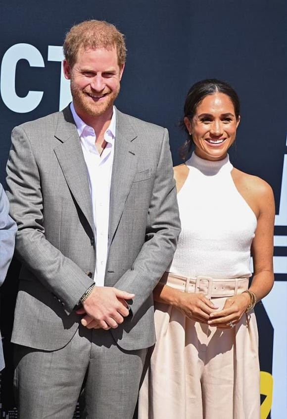 1.jpg 3 Meghan, Meghan rạng rỡ tại Dusseldorf sau những chỉ trích, sao Hollywood