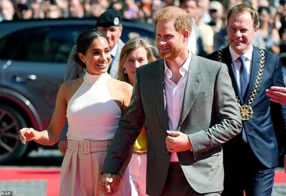 1.jpg 2 Meghan, Meghan rạng rỡ tại Dusseldorf sau những chỉ trích, sao Hollywood