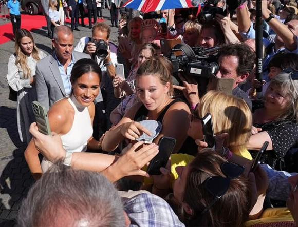 1.jpg 1 Meghan, Meghan rạng rỡ tại Dusseldorf sau những chỉ trích, sao Hollywood