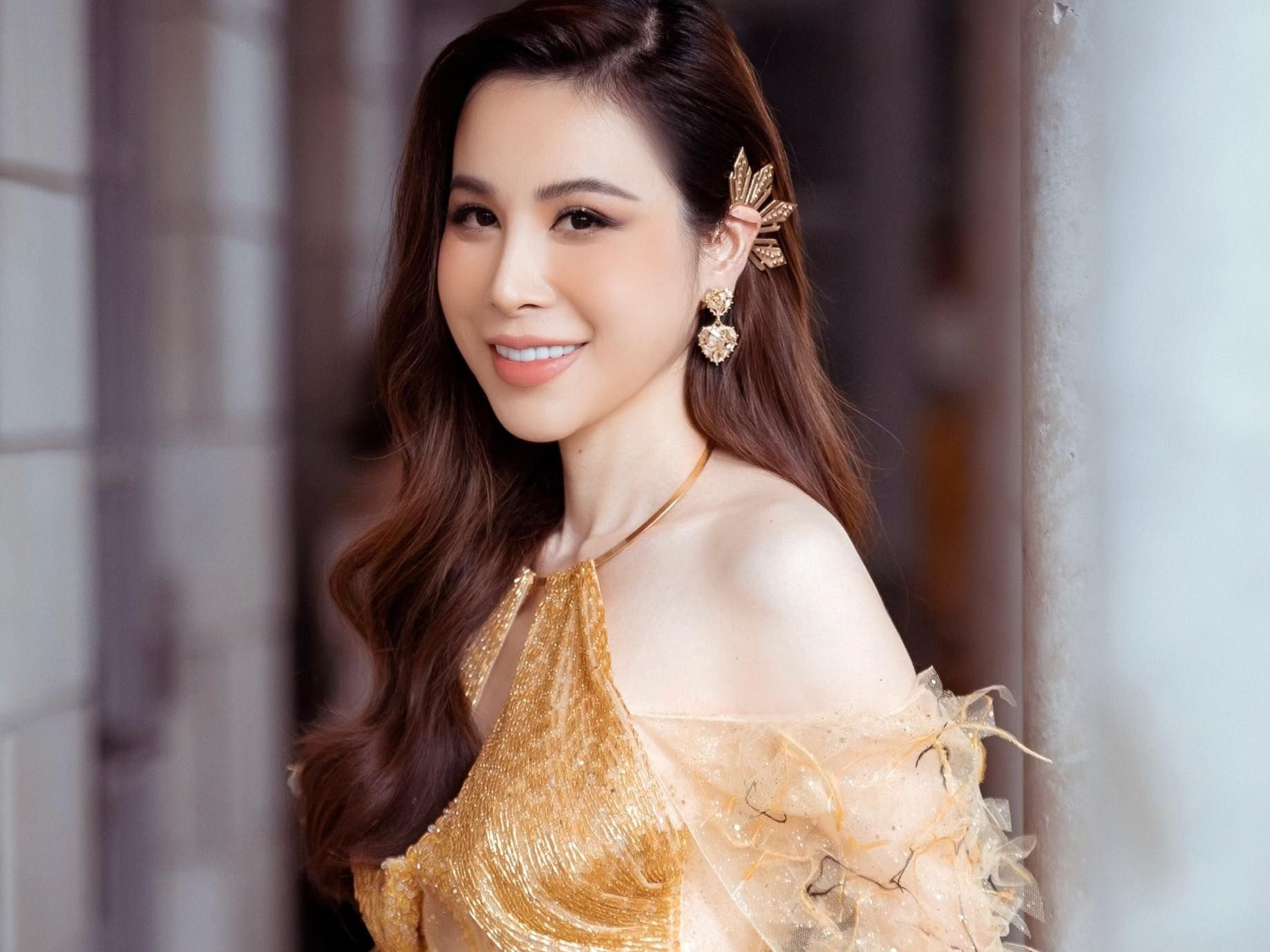 Hoa hậu Hoàng Dung sang Anh diễn Tuần lễ Thời trang London 2023 - ảnh 1