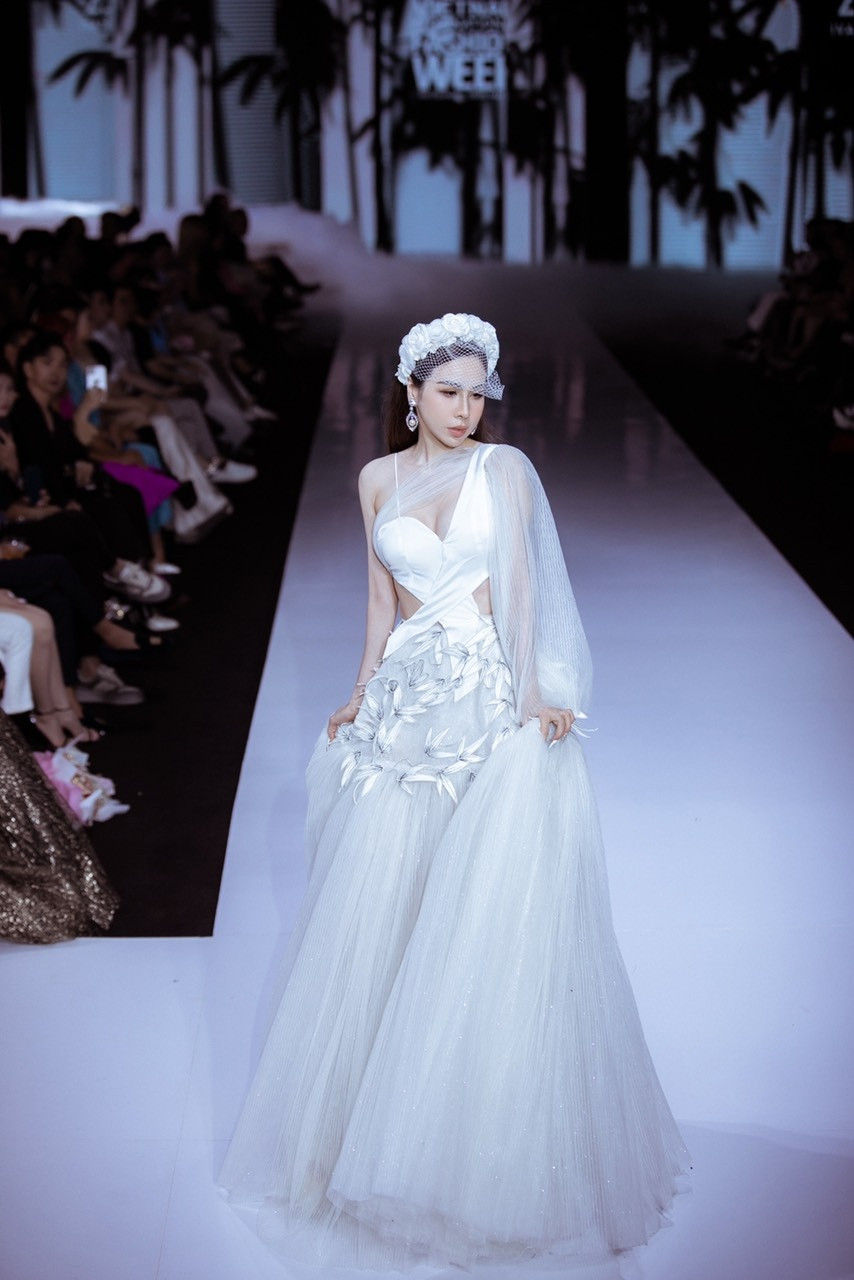 Hoa hậu Hoàng Dung sang Anh diễn Tuần lễ Thời trang London 2023 - ảnh 2