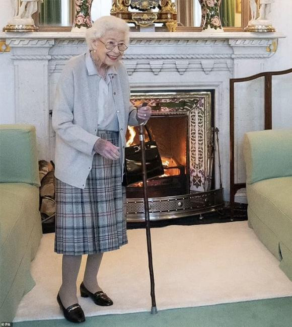 Nữ hoàng, Nữ hoàng ngả bệnh nặng ở Balmoral dưới sự giám sát y tế, chưa có thông tin Harry và Meghan có mặt, sao Hollywood