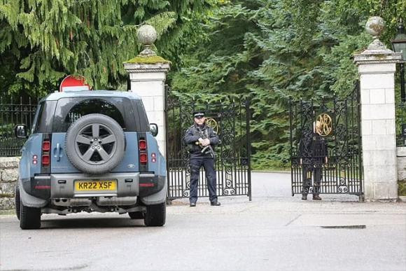 Nữ hoàng, Nữ hoàng ngả bệnh nặng ở Balmoral dưới sự giám sát y tế, chưa có thông tin Harry và Meghan có mặt, sao Hollywood