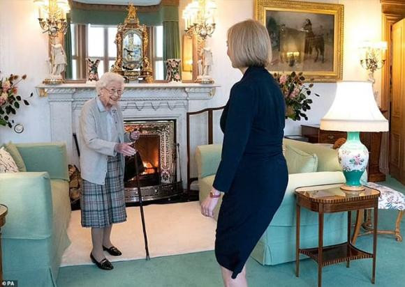 Nữ hoàng, Nữ hoàng ngả bệnh nặng ở Balmoral dưới sự giám sát y tế, chưa có thông tin Harry và Meghan có mặt, sao Hollywood