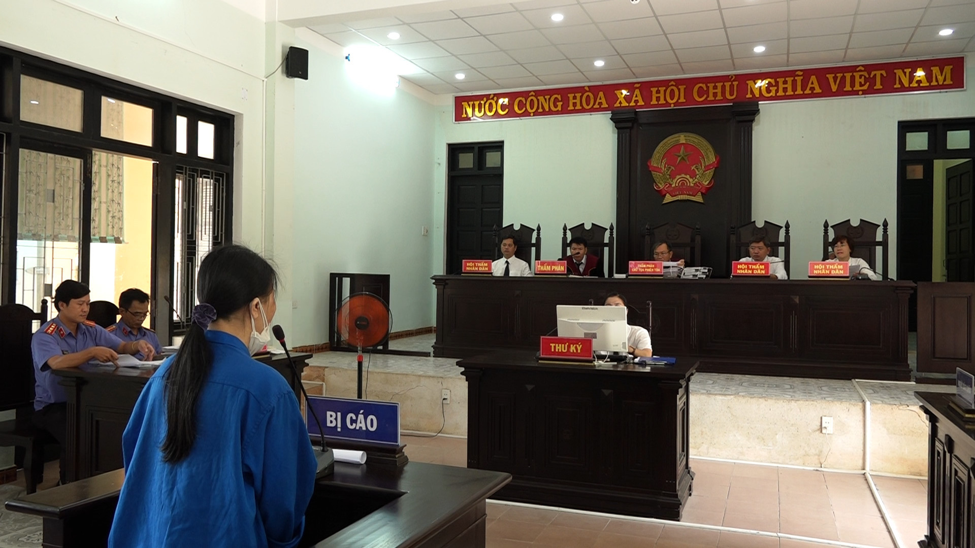 Toàn cảnh phiên toà