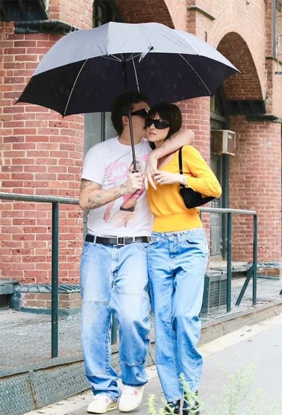 Brooklyn Beckham, Nicola Peltz, Brooklyn Beckham thể hiện tình cảm với vợ Nicola giữa cuộc chiến mẹ chồng nàng dâu căng thẳng