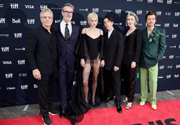 Emma Corrin, Emma Corrin ăn mặc phản cảm, sao Hollywood