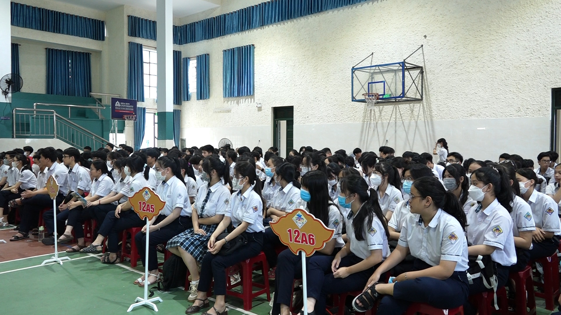 Đông đảo các em học sinh khối 12 trường THPT Nguyễn Huệ tham gia