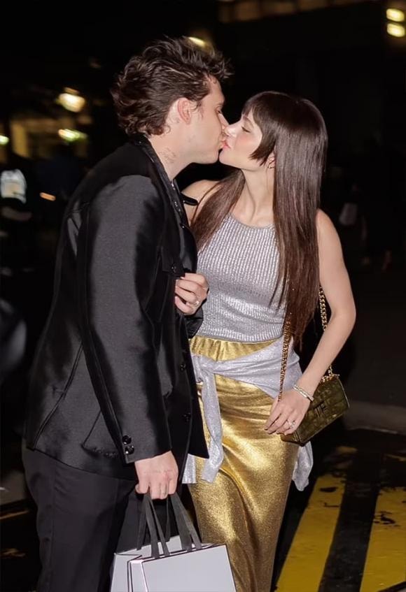 Brooklyn Beckham, Brooklyn Beckham lộ ảnh giường chiếu với vợ, David rơi nước mắt, sao Hollywood