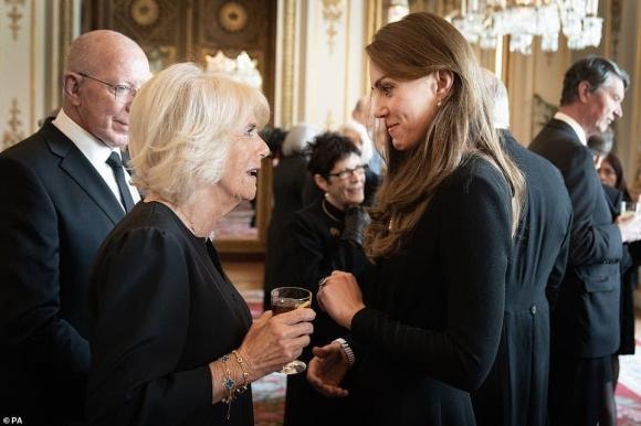 Kate Middleton, Vương phi xứ Wales, Hoàng gia Anh, Nữ hoàng Anh, Nữ hoàng Elizabeth II, Vương hậu Camilla