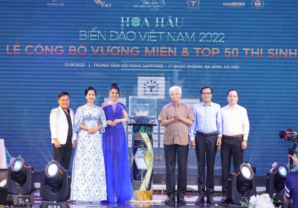Từ trái sang NTK Lý Minh Tuấn, NSND Lan Hương, Nhà sử học Dương Trung Quốc và NSND Trọng Trinh trong buổi công bố vương miện Hoa hậu Biển Đảo Việt Nam 2022