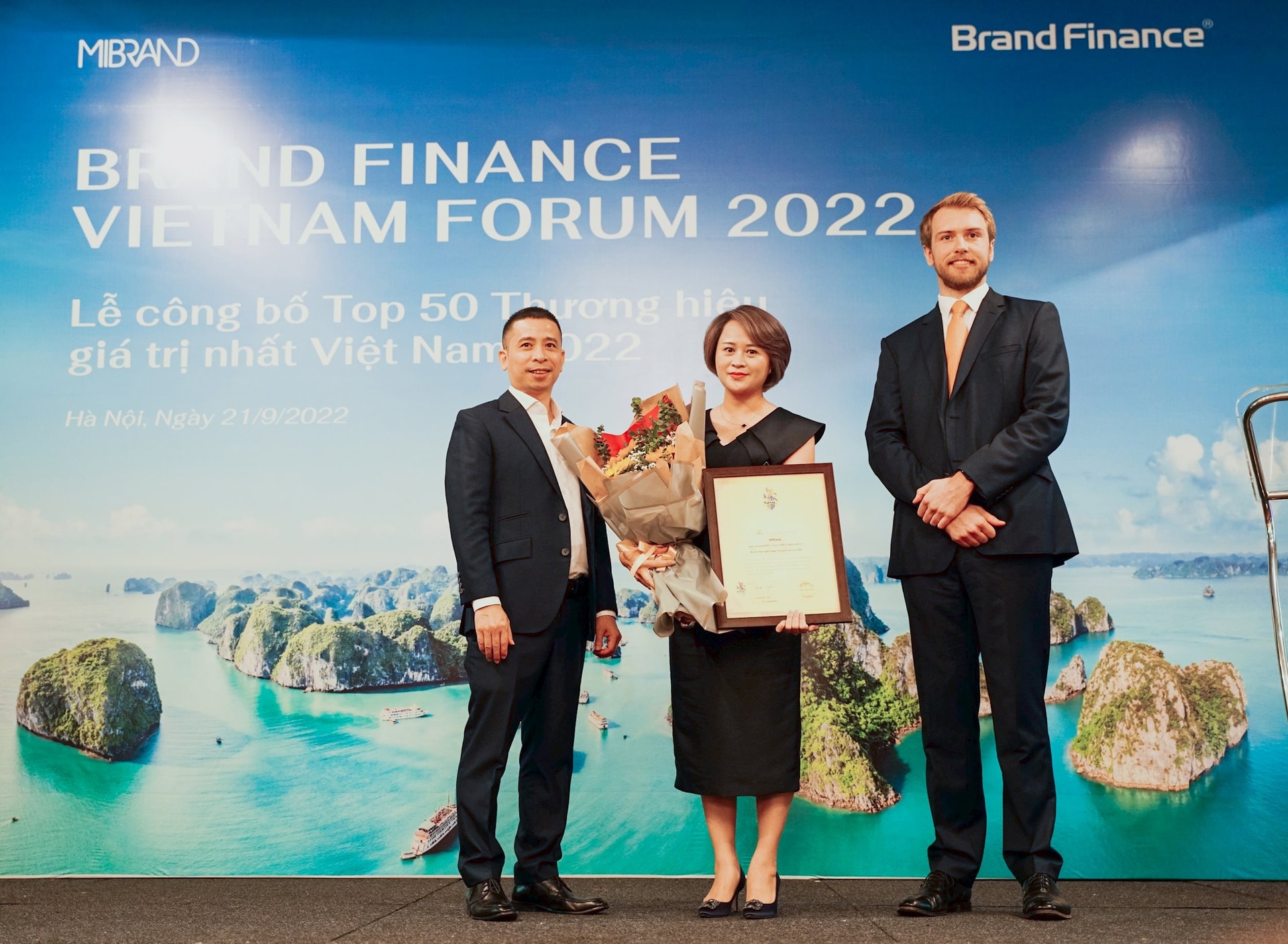 1_dai-dien-vpbank-nhan-giai-tu-brand-finance.jpg