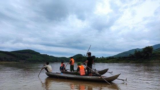 luc-luong-tim-kiem-cuu-nan-huyen-son-ha-dang-tim-kiem-tren-song-tra-khuc(1).jpg